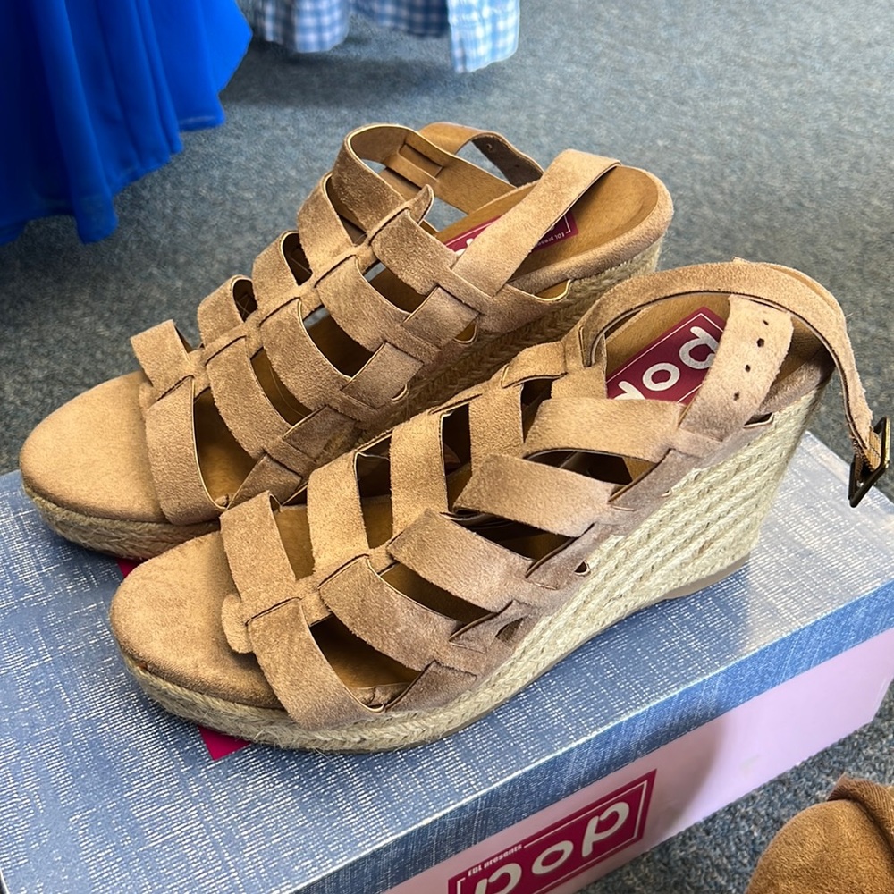 💜EDL Presents Pop Tan Wedges 7.5